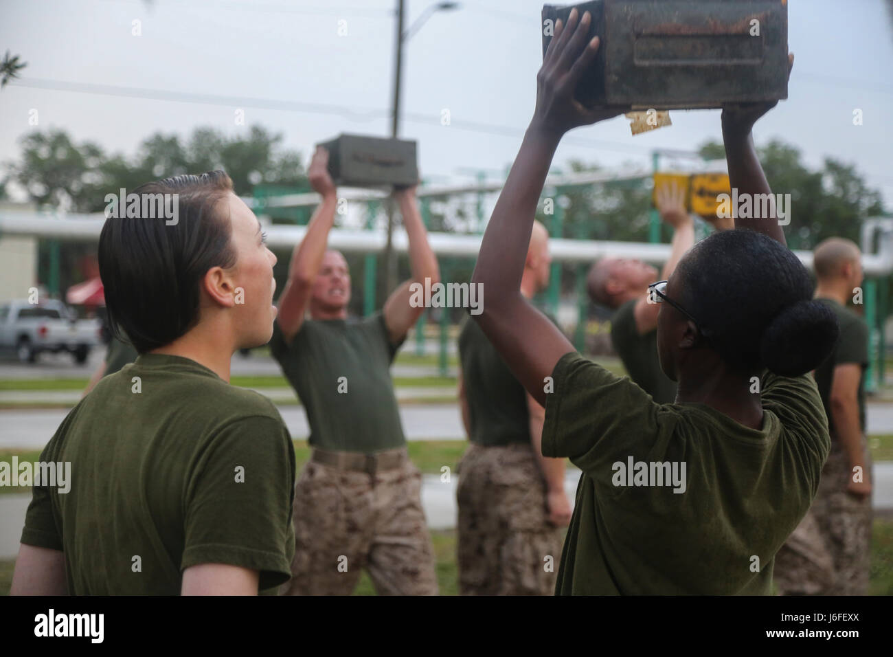 US Marine Corps rekrutiert mit Firma O, 4. Bataillon und Kompanie G, 2. Bataillon führen Munition können Lifte während einer ersten Combat Fitness Test (CFT) auf Marine Corps Recruit Depot Parris Island, SC, 13. Mai 2017. Eine anfängliche CFT wird verwendet, um abzuschätzen, wie die zukünftige Marines für ihre endgültige CFT präpariert die Graduierung erforderlich ist. US Marinecorps Foto von Lance Cpl. Colby Cooper/freigegeben) Stockfoto