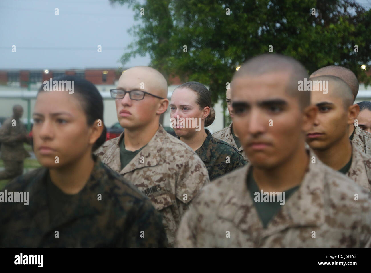 US Marine Corps rekrutiert mit Firma O, 4. Bataillon und Kompanie G, 2. Bataillon warten während einer anfänglichen CFT auf Marine Corps Recruit Depot, Parris Island, SC, 13. Mai 2017 das Manöver unter Feuer Teil der Bekämpfung der Fitness-Test durchzuführen. Eine anfängliche CFT wird verwendet, um abzuschätzen, wie die zukünftige Marines für ihre endgültige CFT präpariert die Graduierung erforderlich ist. US Marinecorps Foto von Lance Cpl. Colby Cooper/freigegeben) Stockfoto