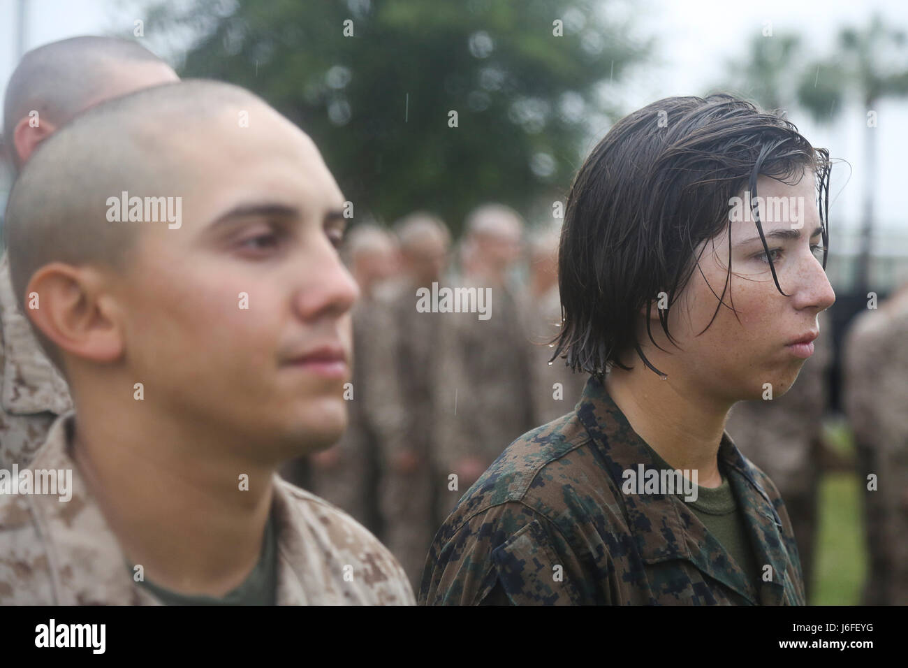 US Marine Corps rekrutiert mit Firma O, 4. Bataillon und Kompanie G, 2. Bataillon warten während einer anfänglichen CFT auf Marine Corps Recruit Depot, Parris Island, SC, 13. Mai 2017 das Manöver unter Feuer Teil der Bekämpfung der Fitness-Test durchzuführen. Eine anfängliche CFT wird verwendet, um abzuschätzen, wie die zukünftige Marines für ihre endgültige CFT präpariert die Graduierung erforderlich ist. US Marinecorps Foto von Lance Cpl. Colby Cooper/freigegeben) Stockfoto