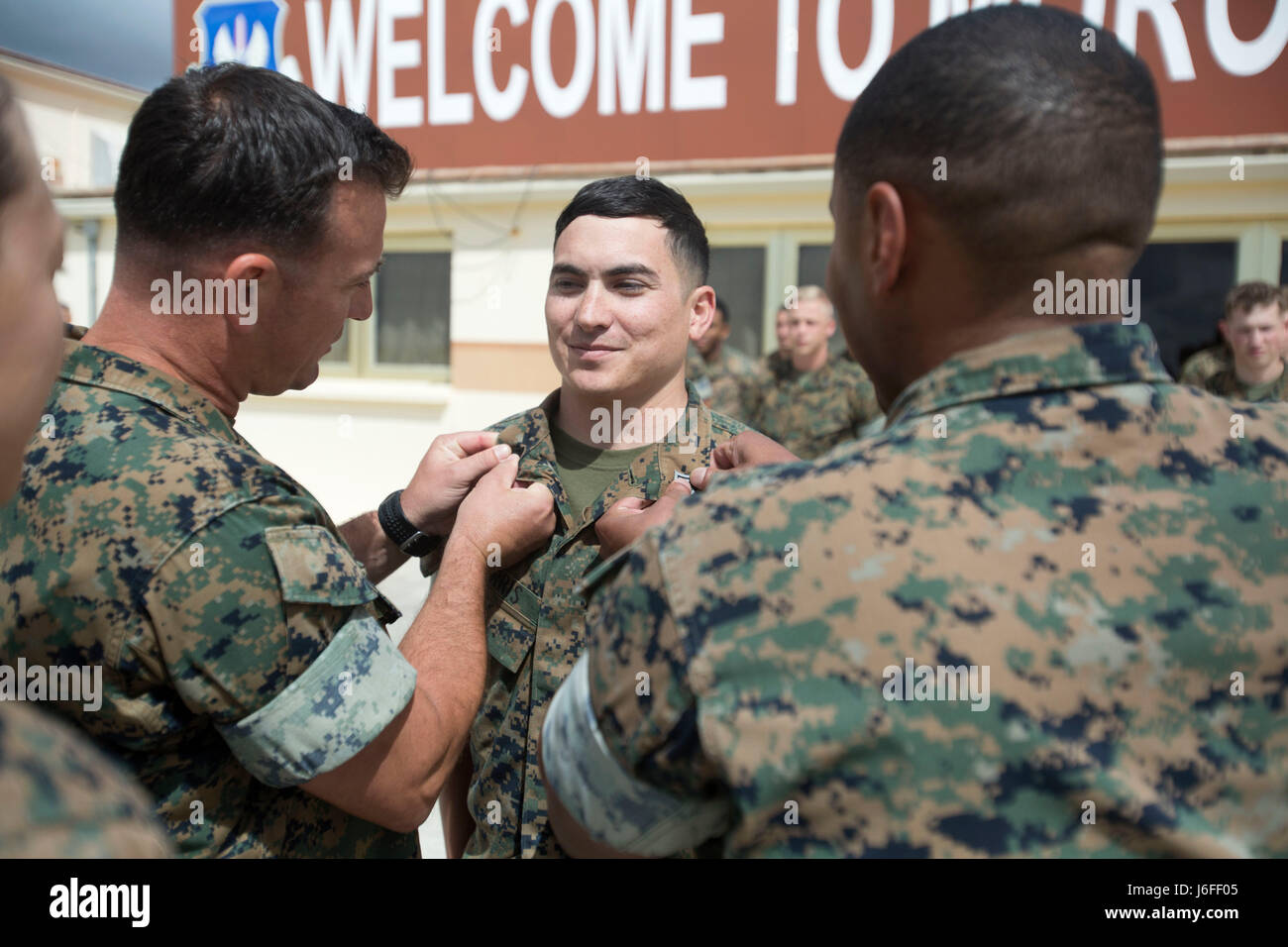 Staff Sgt William M. Burris Jr., Chef einer Mobilität zugewiesen nach speziellen Zweck Marine Air-Ground Task Force-Krise Antwort Afrika, wird in seinem aktuellen Rang von Warrant Officer William P. Cain, ein Mobilitätsbeauftragten zugewiesen SPMAGTF-CR-AF, gefördert und SSgt. Jason E. Allen, ein Food-Service-Chef, SPMAGTF-CR-AF, bei Morón Air Base, Spanien, 13. Mai 2017 zugewiesen. SPMAGTF-CR-AF eingesetzt, um begrenzte Krise Antwort und Theater-Sicherheits-Operationen in Europa und Nordafrika zu führen. Burris ist gebürtiger Lemoore, Kalifornien, und 2009 Absolvent der Lemoore High School. (U. S. Marine Corps Foto von Staff Sgt Ke Stockfoto