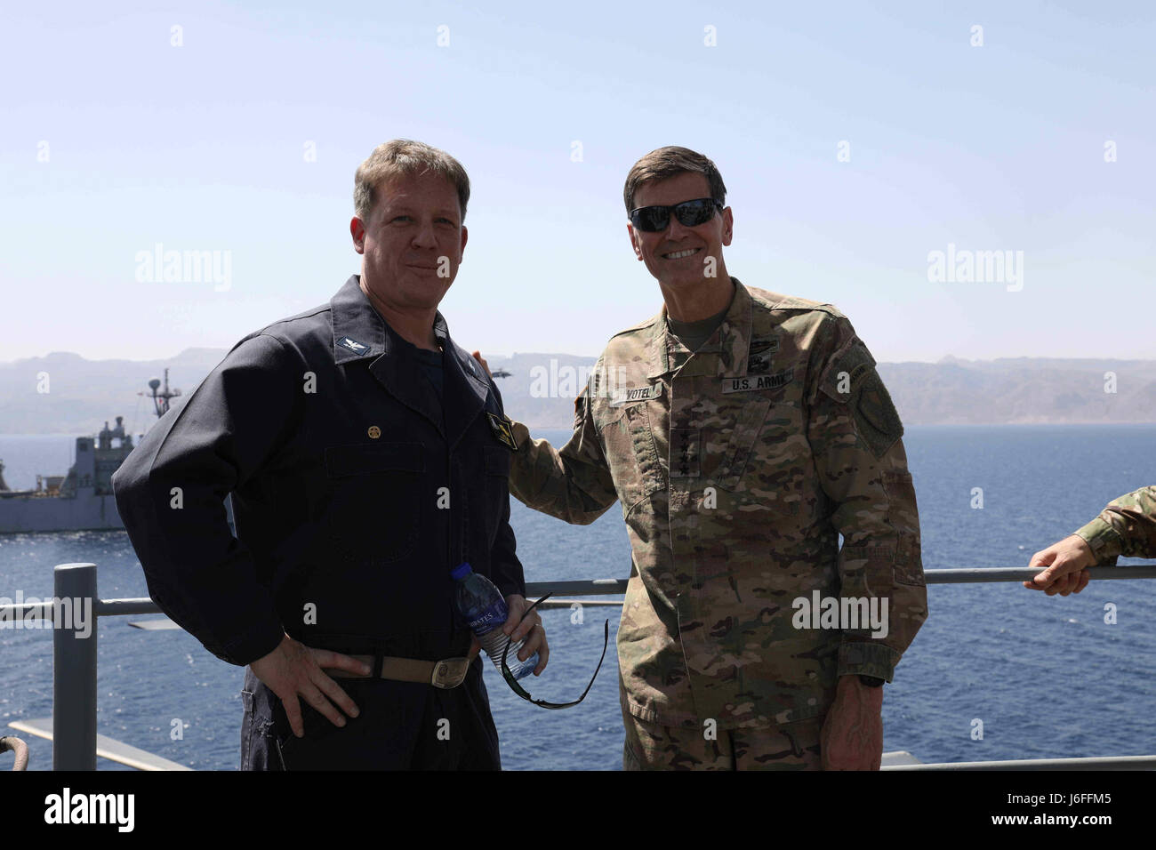 170514-N-HP188-329 US-5TH Flotte Bereich der OPERATIONS (14. Mai 2017) Commander, US Central Command General Joseph L. Votel (rechts) steht neben Kapitän Larry LeGree, Kommandierender Offizier der amphibischen Geschwader (PHIBRON) 8 Geier Reihe amphibischer Angriff Schiff USS Bataan (LHD-5) während einer Schiffstour während des Trainings eifrig Lion 2017. Begierig, Löwe eine jährliche US Central Command Übung in Jordanien soll um zu militärischer Beziehungen zwischen den USA, Jordanien und anderen internationalen Partnern zu stärken. Das diesjährige Iteration besteht aus etwa 7.200 Soldaten aus mehr als Stockfoto