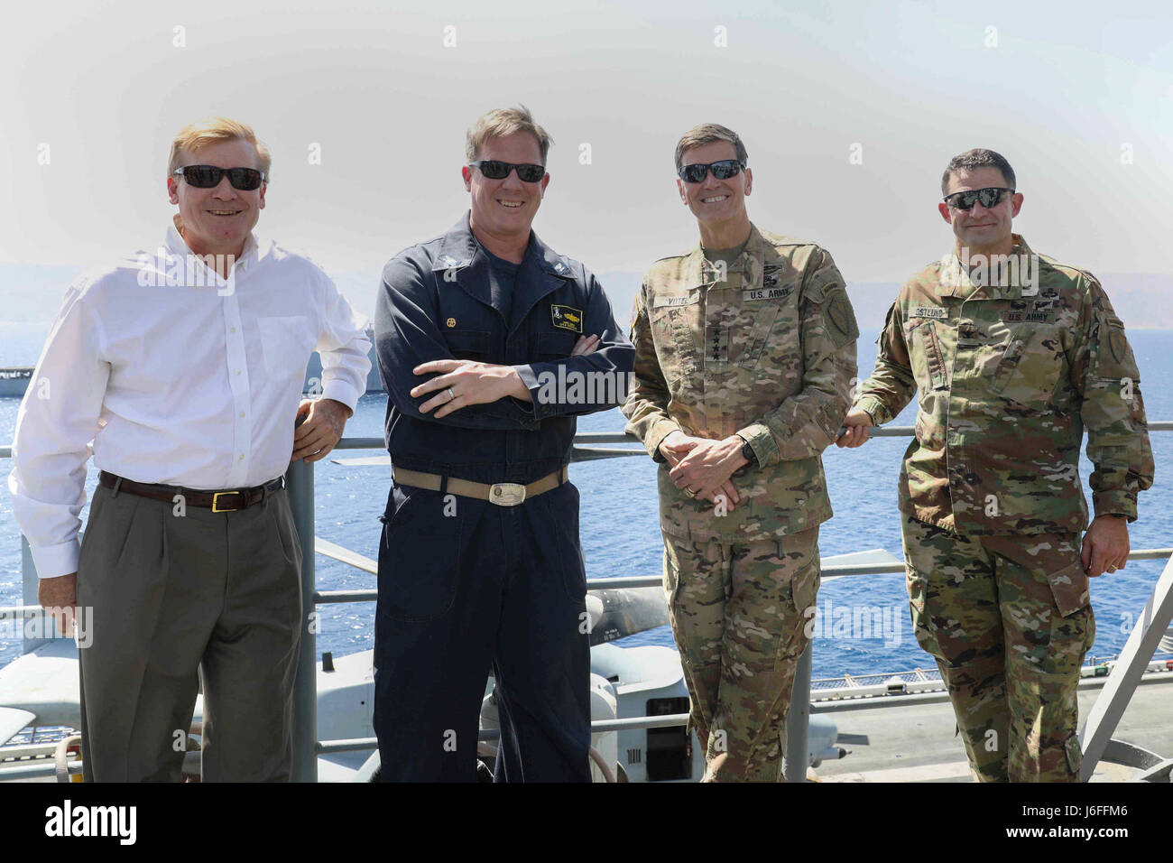 170514-N-HP188-332 US 5TH Flotte Bereich der OPERATIONS (14. Mai 2017) Commander, US Central Command General Joseph L. Votel (rechts Mitte) steht neben Kapitän Larry LeGree (Mitte links), Kommandeur der amphibischen Geschwader (PHIBRON) 8 auf einem Gruppenfoto auf Geier Reihe amphibischer Angriff Schiff USS Bataan (LHD-5) während einer Schiffstour während des Trainings eifrig Lion 2017. Begierig, Löwe eine jährliche US Central Command Übung in Jordanien soll um zu militärischer Beziehungen zwischen den USA, Jordanien und anderen internationalen Partnern zu stärken. Das diesjährige Iteration besteht aus ca. 7 Stockfoto