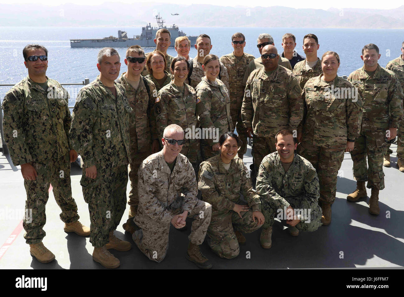 170514-N-HP188-377 USA 5TH Flotte Bereich der OPERATIONS (14. Mai 2017) Commander, US Central Command General Joseph L. Votel (letzte Reihe, Mitte) steht auf einem Gruppenfoto auf Geier Reihe amphibischer Angriff Schiff USS Bataan (LHD-5) bei einer Schiffstour während des Trainings eifrig Lion 2017. Begierig, Löwe eine jährliche US Central Command Übung in Jordanien soll um zu militärischer Beziehungen zwischen den USA, Jordanien und anderen internationalen Partnern zu stärken. Das diesjährige Iteration besteht aus etwa 7.200 Soldaten aus mehr als 20 Nationen, die Szenarien mit antwortet Stockfoto