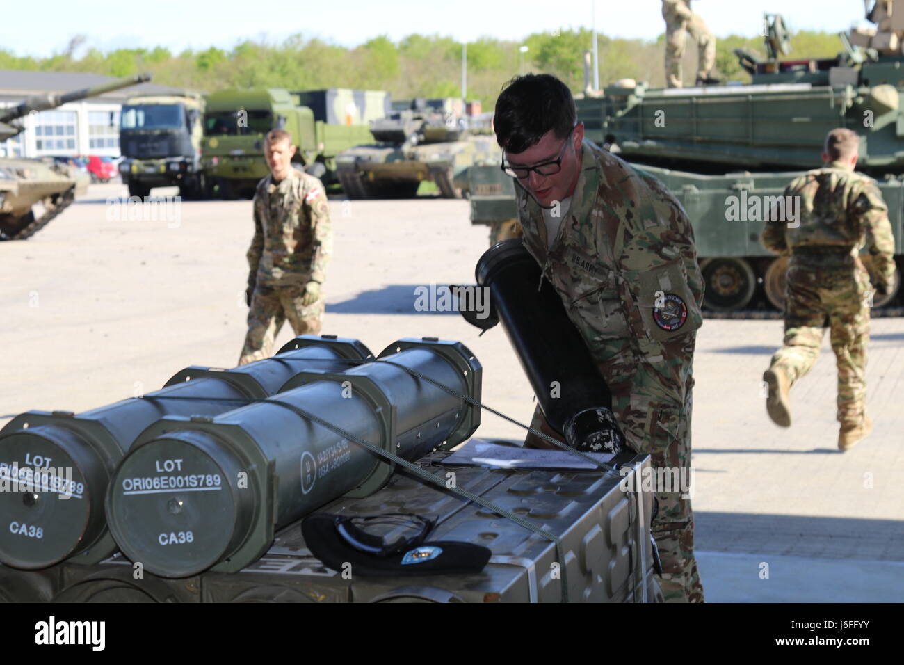 1st Lt. Elisha Gueli, Zugführer für Battle Company, 1. Bataillon, 66th Armor Regiment, 3rd Armored Brigade Combat Team, 4. US-Infanteriedivision, entlädt Munition aus einem M1A2 Abrams-Panzer während der nordischen Tank Challenge veranstaltet von der dänischen 1. gepanzerten Bataillon, Jütland Dragoner-Regiment in Holstebro Kaserne, Dragonkasernen, Dänemark, 15. Mai 2017. Das US-Team zwei Panzerbesatzungen habe den Wettbewerb als Chance zur Kameradschaft mit teilnehmenden Mannschaften aus Kanada, Dänemark, Deutschland, Norwegen und Schweden zu bauen. (US Armee-Foto von Staff Sgt Ange Desinor, 3rd Armored Brigade Combat T Stockfoto