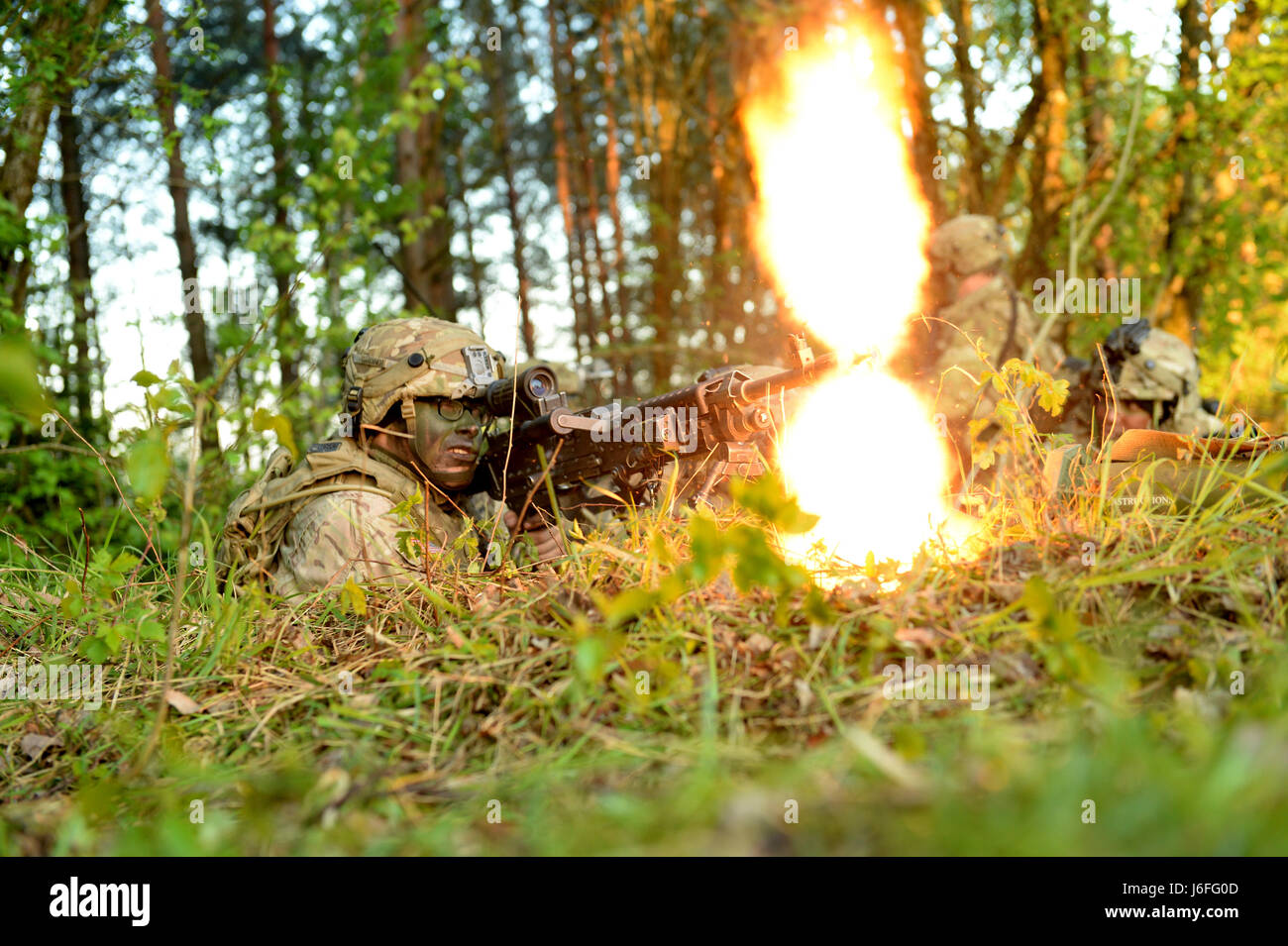 Soldaten der 3. Geschwader, 2. Kavallerie-Regiment, führen während sie während der Saber Junction 17 in Hohenfels in einem Feldtraining durch den Wald manövrieren, um die Kampfbereitschaft zu beurteilen. Stockfoto