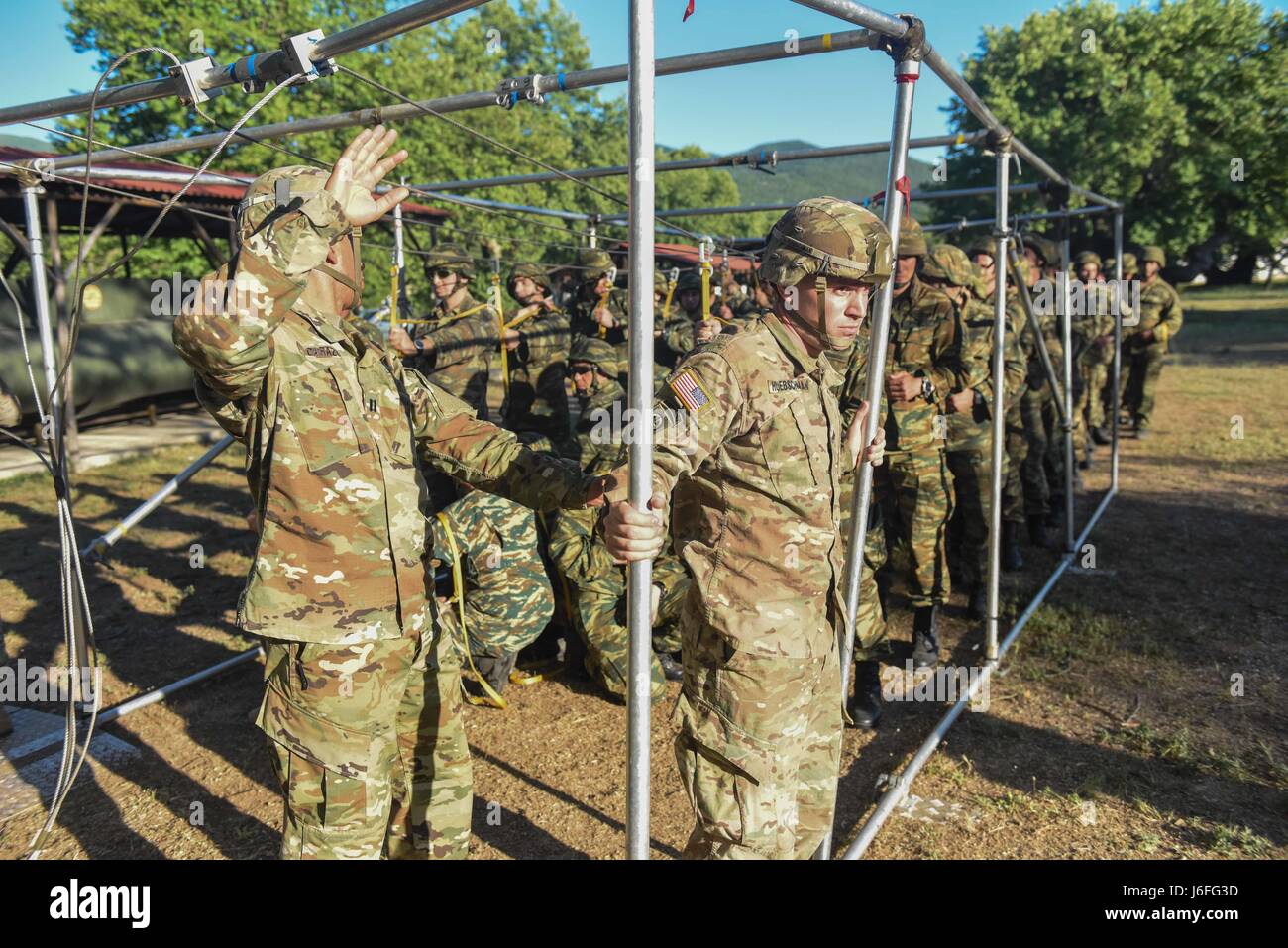 Himmel-Soldaten aus dem 1. Bataillon, 503. Infanterieregiment, 173rd Airborne Brigade und Fallschirmjäger der 1. Fallschirmjäger Commando Brigade, griechische Armee führen nachhaltig Luftlandeausbildung in Vorbereitung auf eine bevorstehende Operation in der Luft, 12. Mai 2017 in Rentina, Griechenland als Teil der Übung Bajonett Minotaurus. 2017.Bayonet-Minotaurus ist eine bilaterale Übung zwischen US-Soldaten, 173rd Airborne Brigade zugewiesen und der griechischen Streitkräfte, konzentrierte sich auf die Verbesserung der operativen NATO-Standards und individuelle technische Fähigkeiten zu entwickeln. Stockfoto