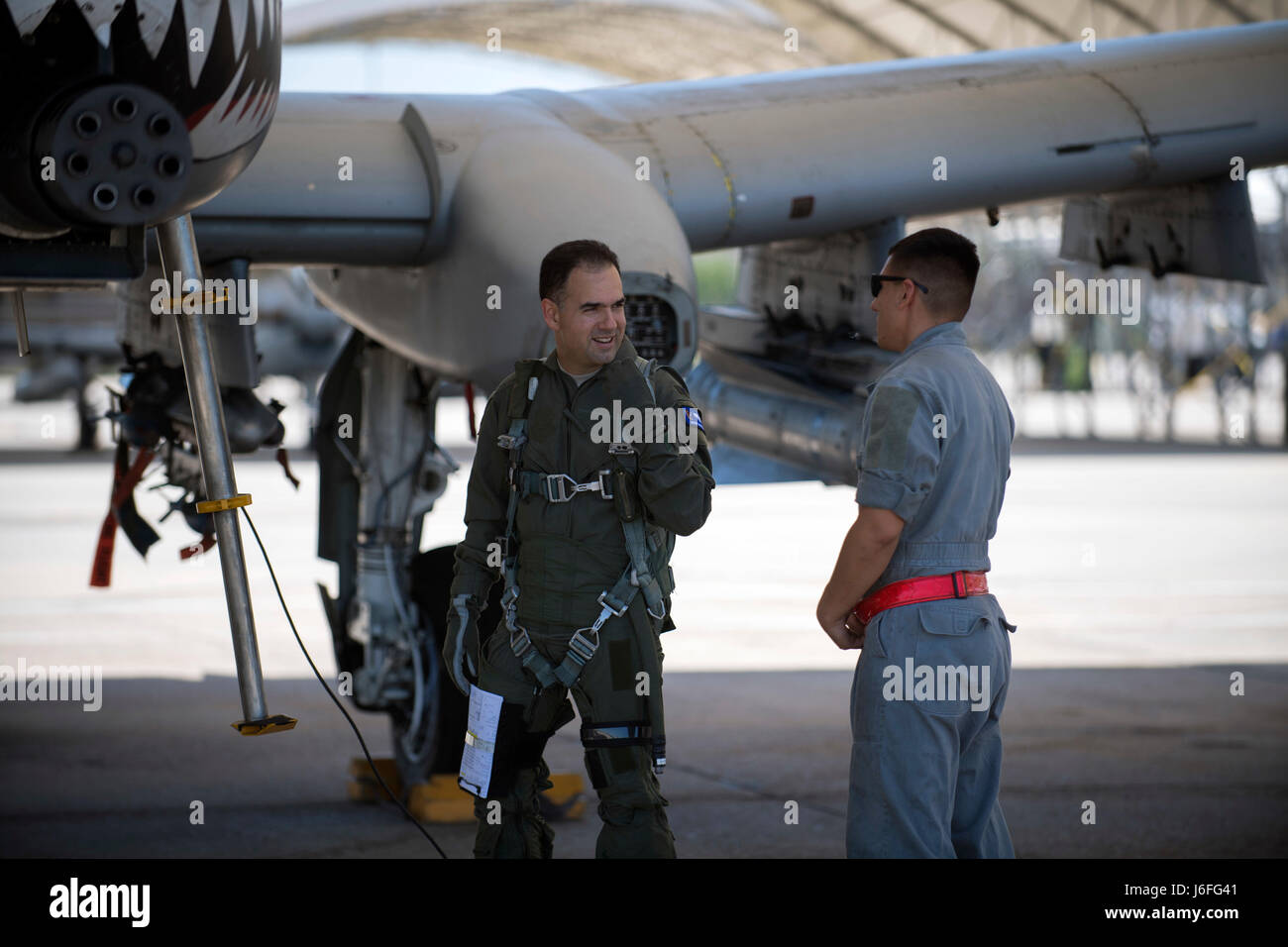 Die Air Force-Mitarbeiter der 75th Fighter Squadron absolvieren die letzten Flüge auf der Moody Air Force Base, Georgia, wo sie an zeremoniellen Wasserschläuchen teilnehmen, wobei sich die abgehenden Piloten auf zukünftige Aufgaben als Air Attachés und Botschaftskontakte vorbereiten. Stockfoto