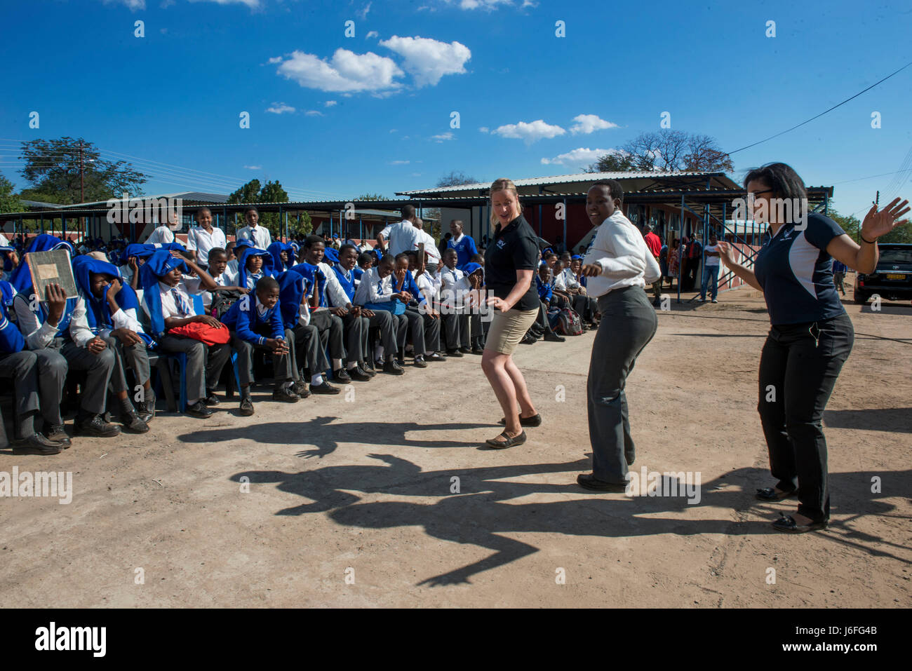 Staff Sgt Jill Diem, US Air Forces in Europe Band Sänger und Capt Mesha Nelson, USAFE-AFAFRICA Public Affairs Officer tanzen mit einem Schüler aus der Chobe Junior Secondary School während eines Auftritts der Band an der Schule in Kasane, Botsuana auf 15. Mai 2017. Gleichzeitig unterstützen die 2017 African Air Chiefs Symposium, USAFE "Botschafter Combo" Performance Band eine Partnerschaft mit Botswana Defence Force band, um mehrere Konzerte an Schulen im Norden Botswanas, die Studenten durch die universelle Sprache der Musik inspirieren zu geben. Den USA Und Botswana sind Co-Gastgeber des diesjährigen Symposiums. (U Stockfoto