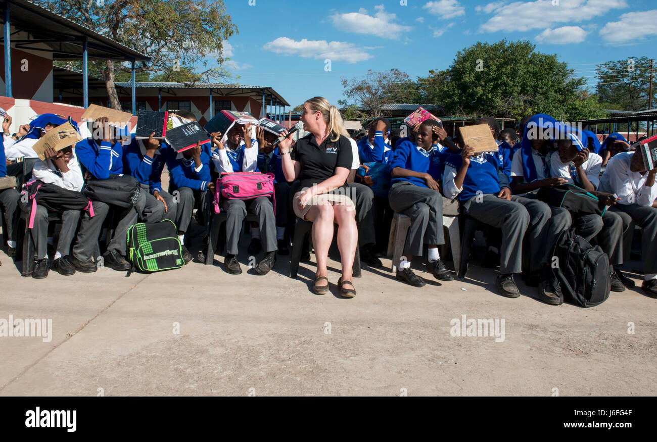 Staff Sgt Jill Diem, US Air Forces in Europe Band Sänger singt für Studenten der Chobe Junior Secondary School während eines Auftritts der Band an der Schule in Kasane, Botsuana auf 15. Mai 2017. Die USAFE-Band zusammen mit der Botswana Gender Angelegenheiten Abteilung, Band-Auftritte und Engagements im Norden Botswanas durchzuführen. Die USAFE-Band steht für eine einzigartige internationale musikalische Erbe, Aufbau und Erhaltung von Partnerschaften durch offizielle multinationale militärische und internationale Community Outreach Ereignisse in Europa und Afrika. (Foto: U.S. Air Force Staff Sgt Krystal Ardrey) Stockfoto