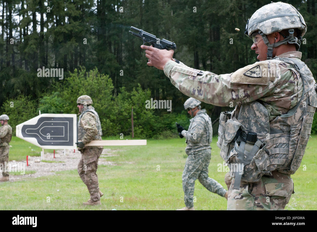 Soldaten nehmen an einer m-4 Carbine Stress Shooting Lane als Teil des i. Korps besten Krieger Wettbewerbs 17. Mai 2017. Vor dem schießen Soldaten hatte ein 200-Pfund-Mannequin 100 Meter in einem Kampf Wurf ziehen. (Foto: Pvt. Ethan Valetski US Army) Stockfoto