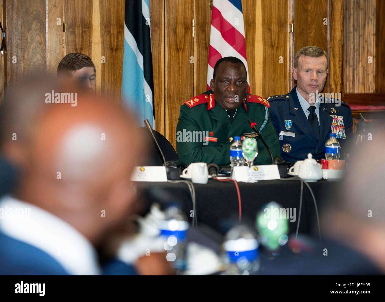 Generalmajor Innocent S. Phatshwana, Botswana Defence Force Air Arm Kommandant, spricht bei der Eröffnungsfeier des 2017 African Air Chiefs Symposiums in Kasane, Botsuana 16. Mai 2017. Der diesjährigen Konferenz ist Co-Gastgeber von den Vereinigten Staaten und Botswana und konzentriert sich auf den Aspekt der Ausbildung der Kraftentwicklung. (Foto: U.S. Air Force Staff Sgt Krystal Ardrey) Stockfoto
