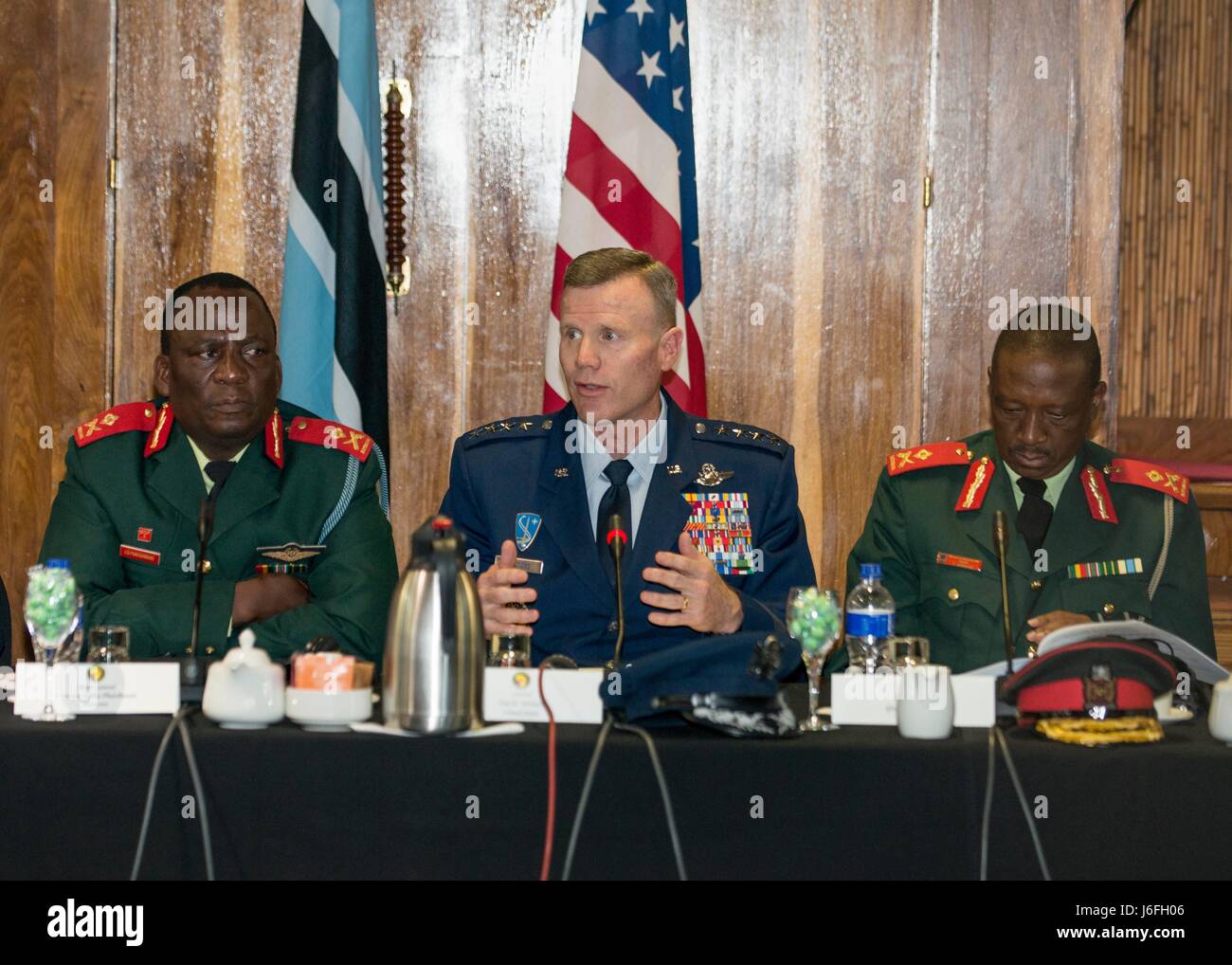 Gen Tod D. Wolters, US Air Forces in Europa und Afrika Air Forces Commander, spricht bei der Eröffnungsfeier des 2017 African Air Chiefs Symposiums in Kasane, Botsuana am 16. Mai 2017. Das Ziel des Symposiums ist die Schaffung ein Forums für Luft Häuptlinge aus auf dem afrikanischen Kontinent zusammen zu kommen, Fragen regionaler und kontinentaler, die Beziehungen und Zusammenarbeit zu erhöhen. Der diesjährigen Konferenz konzentriert sich auf den Aspekt der Ausbildung der Kraftentwicklung. (Foto: U.S. Air Force Staff Sgt Krystal Ardrey) Stockfoto