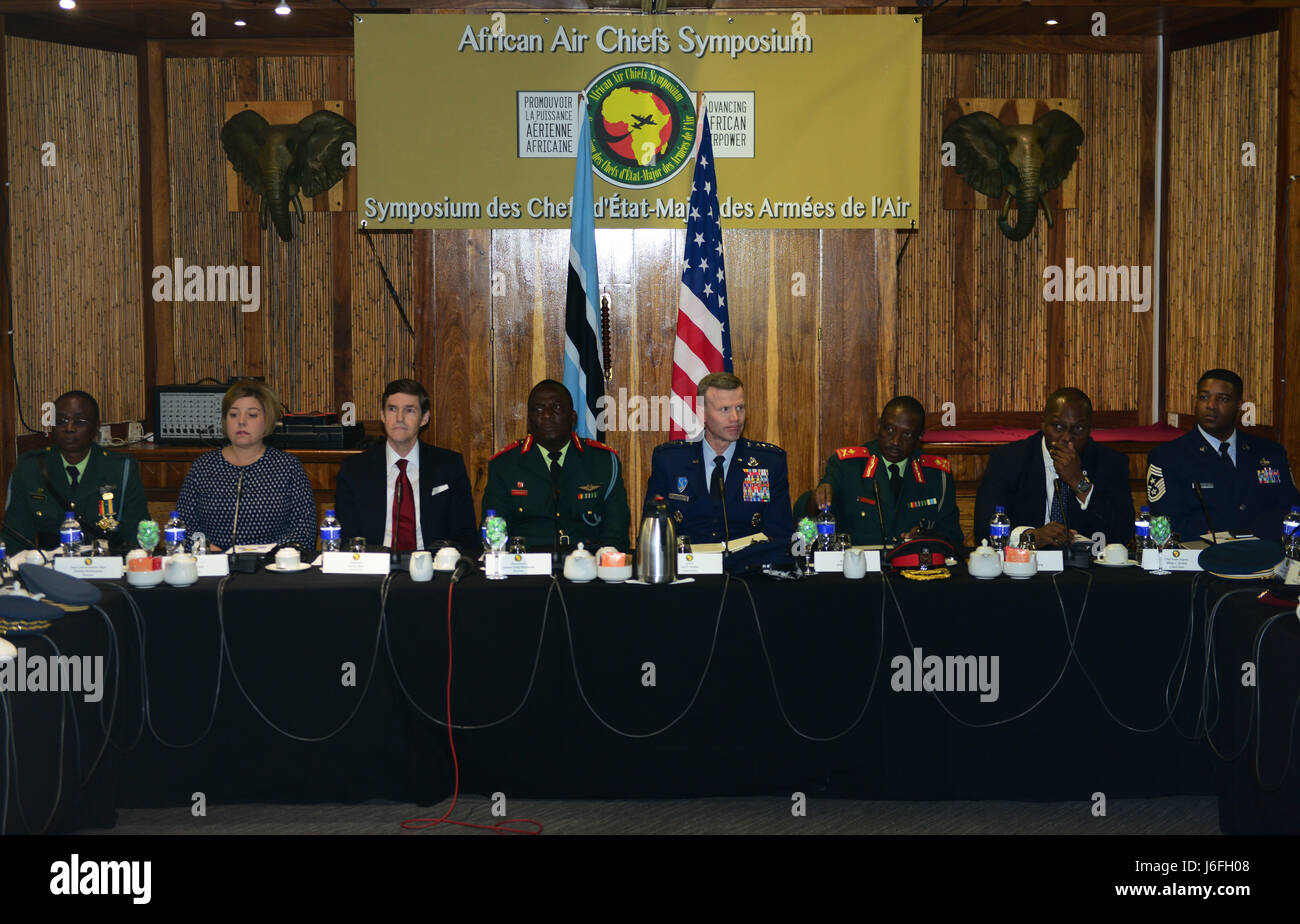 Teilnehmer des 2017 African Air Chiefs Symposiums anhören Luft Häuptlinge Einführungen während der Eröffnungsfeier in Kasane, Botsuana am 16. Mai 2017. Das Ziel des Symposiums ist die Schaffung ein Forums für Luft Häuptlinge aus auf dem afrikanischen Kontinent zusammen zu kommen, Fragen regionaler und kontinentaler, die Beziehungen und Zusammenarbeit zu erhöhen. Der diesjährigen Konferenz konzentriert sich auf den Aspekt der Ausbildung der Kraftentwicklung. (Foto: U.S. Air Force Staff Sgt Krystal Ardrey) Stockfoto