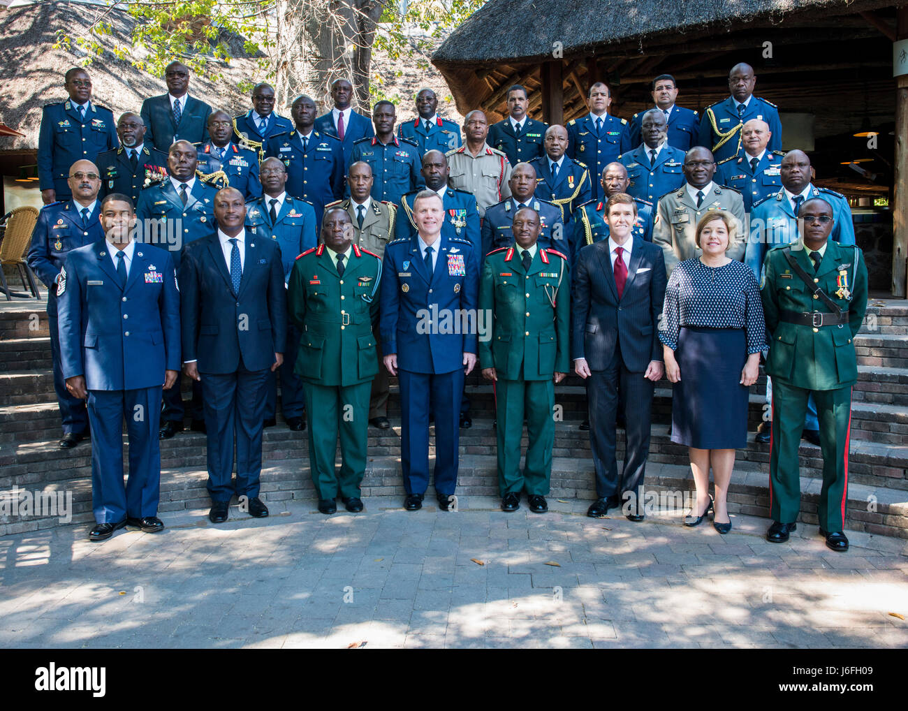 Luft-Häuptlinge, die Teilnahme am 2017 African Air Chiefs Symposium posieren für ein Gruppenfoto in Kasane, Botsuana auf 16. Mai 2017. Die Nationen anwesend sind Angola, Benin, Botswana, Burkino Faso, Burundi, Tschad, Republik Kongo, Gabun, Ghana, Kenianers, Lesotho, Madagaskar, Mali, Malawi, Mauretanien, Marokko, Mosambik, Nigeria, Ruanda, Senegal, Seychellen, Südafrika, Swasiland, Tansania, Togo, Strafjustiz, Uganda, Vereinigte Staaten von Amerika und Sambia. Ein Vertreter der Afrikanischen Union war ebenfalls anwesend. (Foto: U.S. Air Force Staff Sgt Krystal Ardrey) Stockfoto