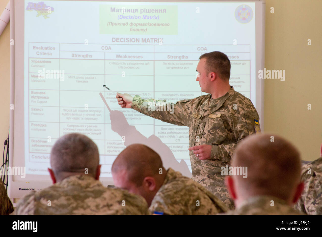 Ein ukrainischer Offizier zugewiesen als Ausbilder an der Yavoriv GÜZ lehrt eine Klasse über Verlauf der Aktion Analyse für Mitarbeiter aus dem 1. Airmobile Bataillon, 79. Air Assault Brigade während der Ausbildung des Personals bei der Yavoriv CTC International Peacekeeping und Security Center in der Nähe von Yavoriv, Ukraine, am 17. Mai. (Foto von Sgt. Anthony Jones, 45. Infanterie Brigade Combat Team) Stockfoto