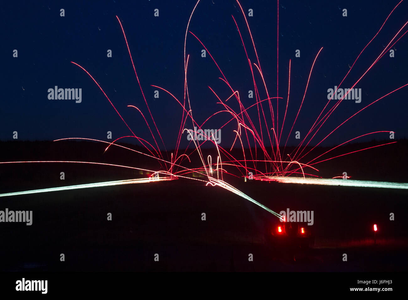 Drei gepanzerte Mannschaftswagen aus dem 1. Airmobile Bataillon, 79. Air Assault Brigade engagieren Ziele in einem Irrlicht während des Trainings am Yavoriv Combat Training Center auf der internationalen Friedenssicherung und Security Center in der Nähe von Yavoriv, Ukraine, am 17. Mai. (Foto von Sgt. Anthony Jones, 45. Infanterie Brigade Combat Team) Stockfoto