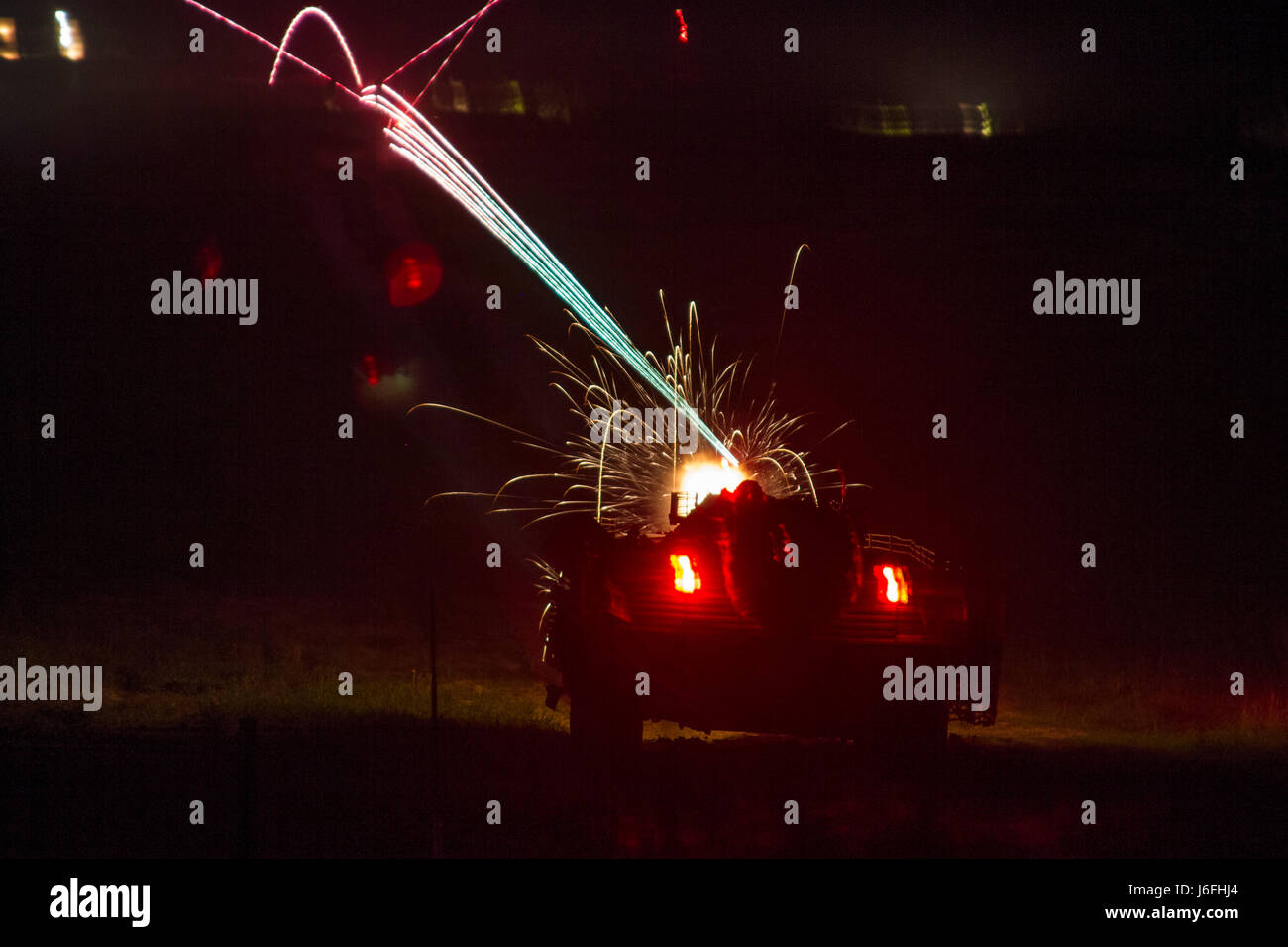 Eine gepanzerte Träger Crew aus dem 1. Airmobile Bataillon, 79. Air Assault Brigade greift Ziele während einer Nacht Feuer Übung im Yavoriv Combat Training Center auf der Yavoriv Combat Training Center auf der internationalen Friedenssicherung Mitte, nahe Yavoriv, Ukraine, am 17. Mai. (Foto von Sgt. Anthony Jones, 45. Infanterie Brigade Combat Team) Stockfoto