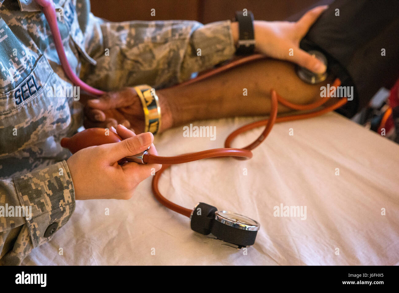 Medizinisches Personal der Luftwaffe vom 177. Und 108. Kampfflugzeug versorgt obdachlose Veteranen während des Stand Down 2017 im All Wars Memorial Building in Atlantic City, New Jersey, 17. Mai 2017. medizinische Dienstleistungen und Unterstützung anbieten. Stockfoto