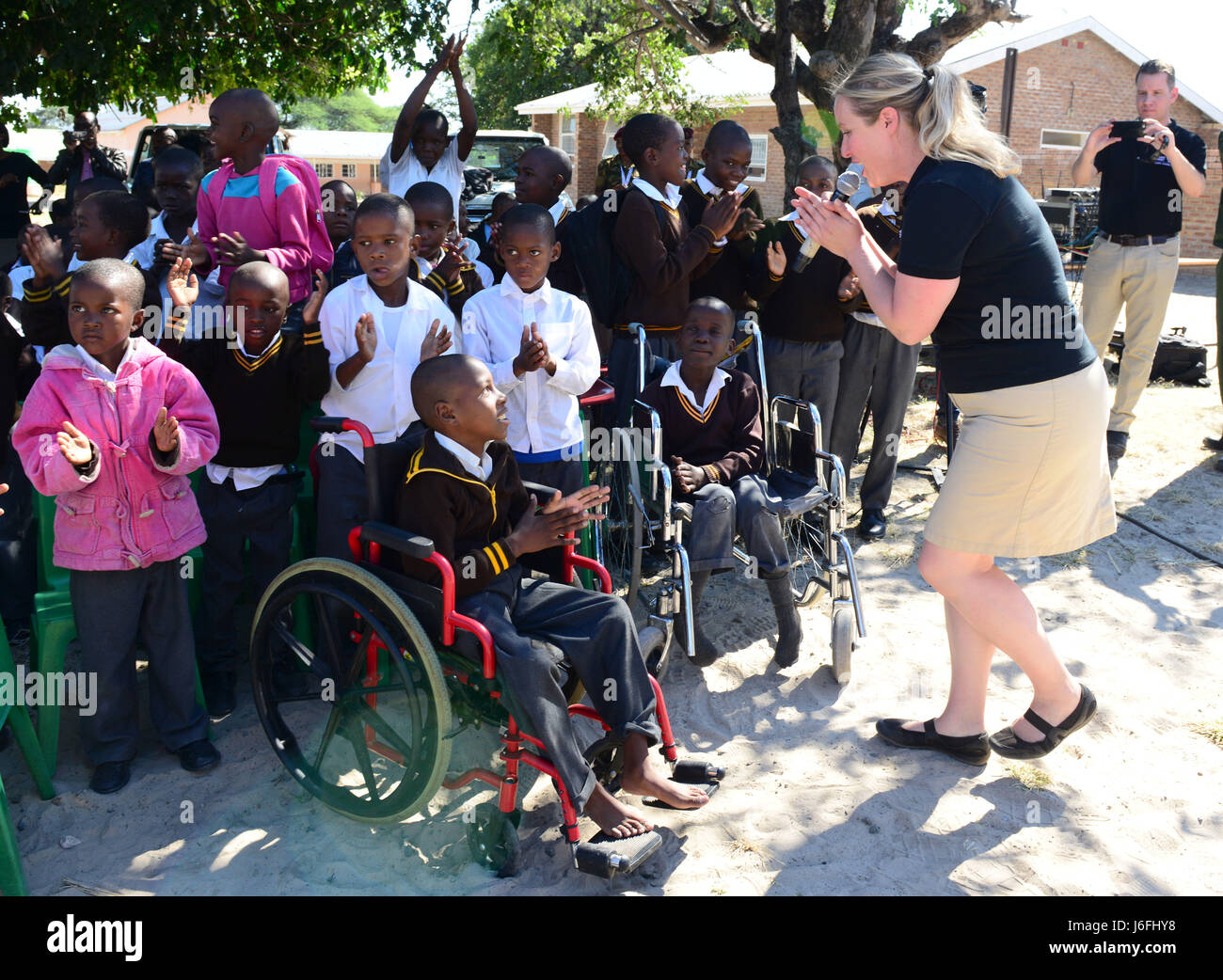 Staff Sgt Jill Diem, US Air Forces in Europe Band Sänger singt für Studierende der Kachikau Primary School in Kachikau, Botswana am 17. Mai 2017. Die USAFE "Botschafter Combo" Performance Band und Botswana Defence Force Band trat in mehreren Konzerten an Schulen im Norden Botswanas, die Studenten durch die universelle Sprache der Musik zu begeistern. Botswana und die USA sind starke Partner und Engagements wie diese helfen, die Bande zwischen unseren beiden Ländern weiter zu stärken. (Foto: U.S. Air Force Staff Sgt Krystal Ardrey) Stockfoto