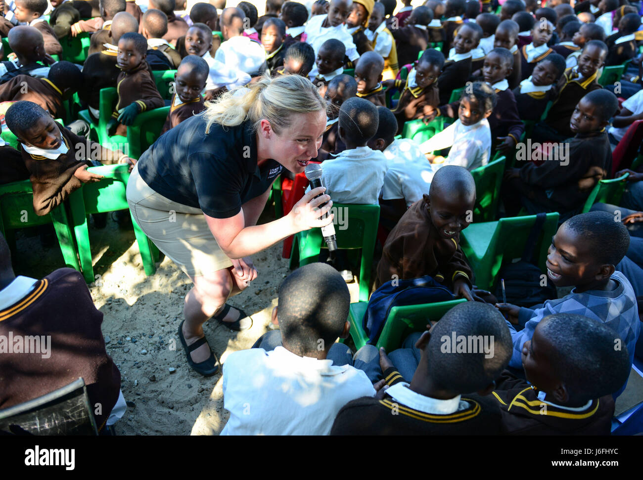 Staff Sgt Jill Diem, US Air Forces in Europe Band Sänger singt für Studierende der Kachikau Primary School in Kachikau, Botswana am 17. Mai 2017. Die USAFE "Botschafter Combo" Leistung, die Band mit der Botswana Defence Force Band zusammengetan, während 2017 African Air Chiefs Symposium zu unterstützen und für mehr als 500 Studenten durchgeführt. Den USA und in Botswana haben eine starke Beziehung, und das US-Militär hat eine lange und produktive Zusammenarbeit mit Botswana Defence Force.  Foto: US Air Force Staff Sgt Krystal Ardrey) Stockfoto