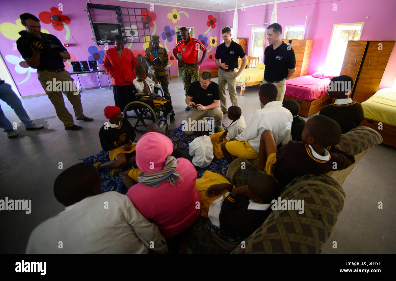 Mitglieder von US Air Forces in Europe "Botschafter Combo" Performance Band und Botswana Defence Force Band besuchen die Kinder an der Kachikau Primary School in Kachikau, Botswana am 17. Mai 2017. Die Bands ein Konzert in der Kachikau Primary School vor Spenden bringen und Treffen mit den Studenten in der speziellen Bedürfnisse Einheit. Botswana und die USA sind starke Partner und Engagements wie diese helfen, die Bande zwischen unseren beiden Ländern weiter zu stärken. (Foto: U.S. Air Force Staff Sgt Krystal Ardrey) Stockfoto