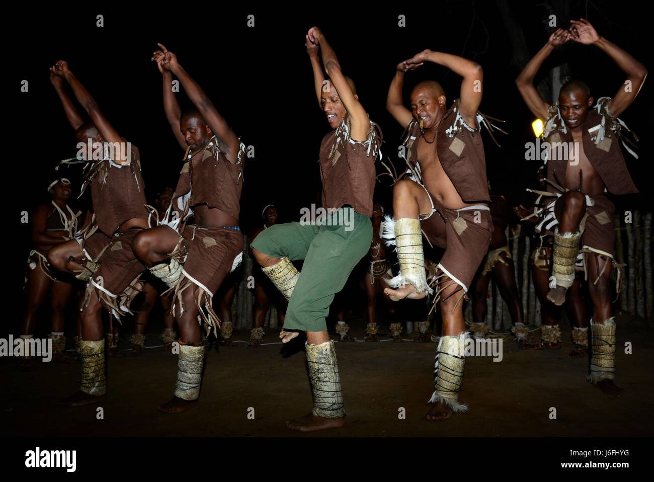 Am 17. Mai 2017 preform-Tänzer bei der Abschlussfeier des 2017 African Air Chiefs Symposiums in Kasane, Botsuana. Die Abschlussfeier fand in Verbindung mit einem kulturellen Abendessen organisiert durch das Symposium Co-Moderator, Botswana. Den USA und in Botswana haben eine starke Beziehung, und das US-Militär hat eine lange und produktive Zusammenarbeit mit Botswana Defence Force. (Foto: U.S. Air Force Staff Sgt Krystal Ardrey) Stockfoto