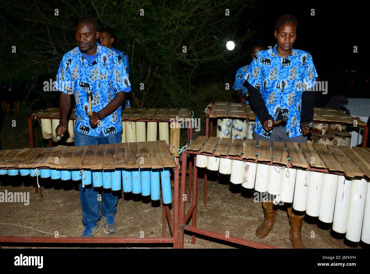 Musiker spielen während der Abschlussveranstaltung des 2017 African Air Chiefs Symposiums in Kasane, Botsuana am 17. Mai 2017. Die Abschlussfeier fand in Verbindung mit einem kulturellen Abendessen organisiert durch das Symposium Co-Moderator, Botswana. Das Abendessen bestand aus Tänzern, Musik aus einer lokalen Band und Lebensmittel, die die Kultur der Botswana widerspiegelt. (Foto: U.S. Air Force Staff Sgt Krystal Ardrey) Stockfoto