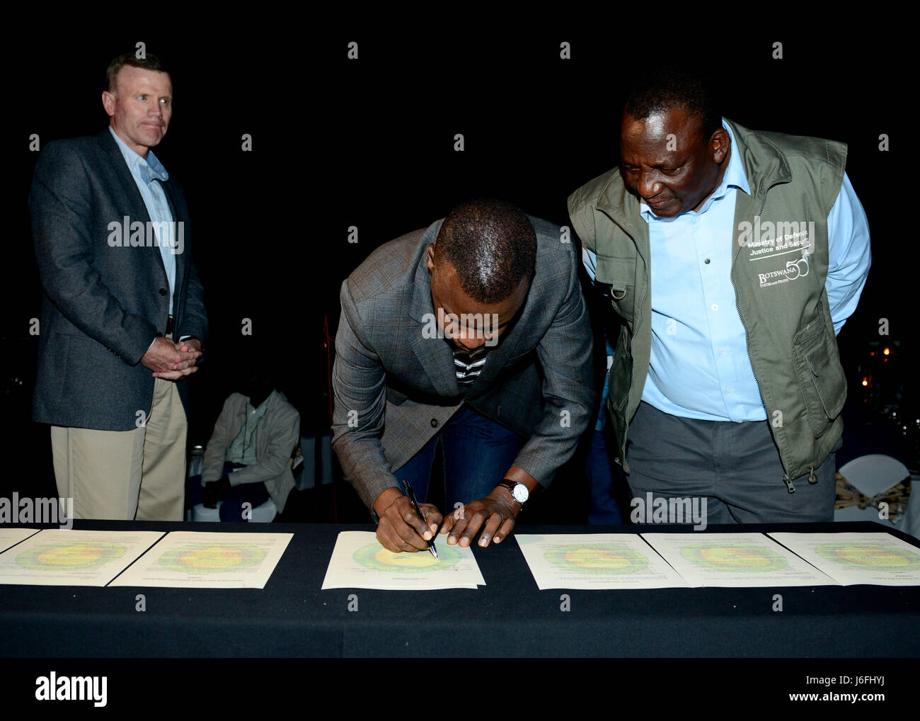 Gen Tod D. Wolters, US Air Forces in Europa und Afrika Kommandant und Generalmajor Innocent S. Phatshwana, Botswana Defense Force Air Arm Kommandant, ermöglichen eine Unterzeichnung der Verein African Air Chiefs Charter während der Abschlussveranstaltung des 2017 African Air Chiefs Symposiums in Kasane, Botsuana am 17. Mai 2017. Die Charta fordert die Mitglieder auf Möglichkeiten zu kooperieren und zusammenarbeiten, um zu fördern und den Flugbetrieb in ganz Afrika zu suchen. (Foto: U.S. Air Force Staff Sgt Krystal Ardrey) Stockfoto