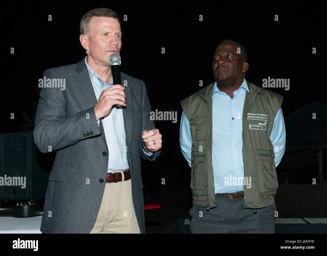 Gen Tod D. Wolters, US Air Forces in Europa und Afrika US Air Forces Commander, spricht bei der Abschlussveranstaltung des 2017 African Air Chiefs Symposiums in Kasane, Botsuana am 17. Mai 2017. Neunundzwanzig Luft Häuptlinge, einschließlich der USA, beteiligte sich an das diesjährige Symposium, damit es die größte Konferenz auf dem Laufenden. (Foto: U.S. Air Force Staff Sgt Krystal Ardrey) Stockfoto