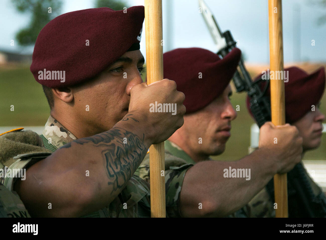 Fallschirmjäger vom 1. Bataillon, 508. Fallschirm-Infanterie-Regiment, 3rd Brigade Combat Team, 82nd Airborne Division, bleiben stoisch und inspizierten von Richtern während All American Woche Color Guard Competition in Fort Bragg, N.C., 18. Mai 2017. Der Wettbewerb ist um zu sehen, wer gewinnt die Möglichkeit, als Farben-Schutz während der Ereignisse der ganze amerikanische Woche Feier statt. (Foto: U.S. Army Spc. Dustin D. Biven) Stockfoto