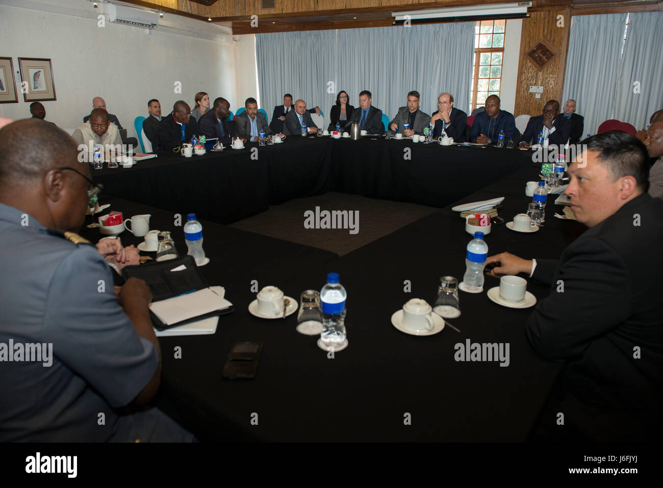 African Air Chiefs Symposium Teilnehmer nehmen an einer Gruppendiskussion in Kasane, Botsuana am 17. Mai 2017. Das Ziel des Symposiums ist die Schaffung ein Forums für Luft Häuptlinge aus auf dem afrikanischen Kontinent zusammen zu kommen, Fragen regionaler und kontinentaler, die Beziehungen und Zusammenarbeit zu erhöhen. Das diesjährige Konferenz konzentrierte sich auf den Aspekt der Ausbildung der Kraftentwicklung. (Foto: U.S. Air Force Staff Sgt Krystal Ardrey) Stockfoto