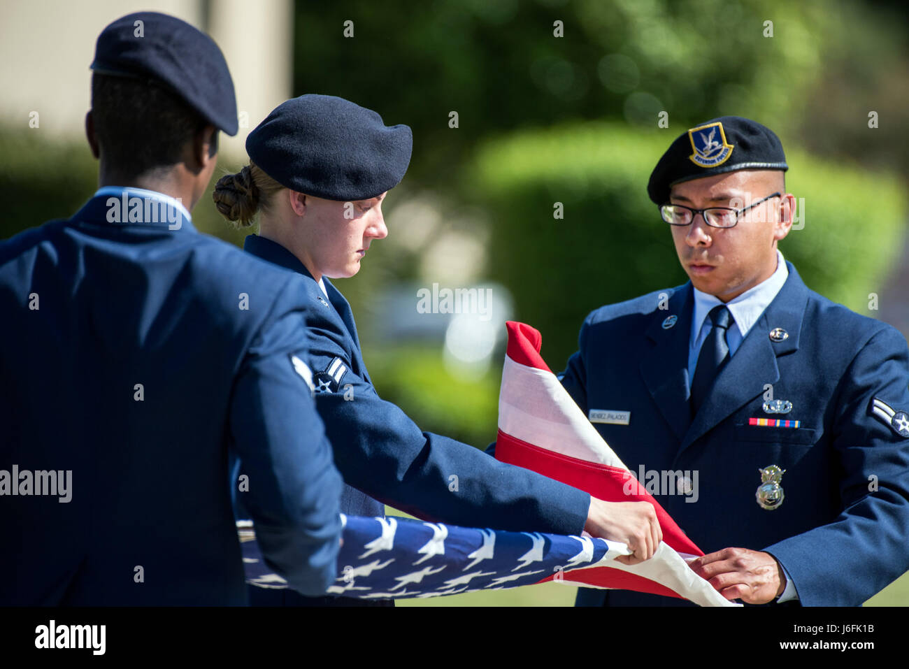 Verteidiger von der 60. Sicherheit Kräfte Squadron, Travis Air Force Base, Kalifornien, führen Sie ein Retreat Zeremonie, 18. Mai 2017. Die Zeremonie ist nur eine von mehreren Veranstaltungen, gesponsert durch das Geschwader zu Ehren des Polizei-Woche. (U.S. Air Force Photo von Louis Briscese) Stockfoto