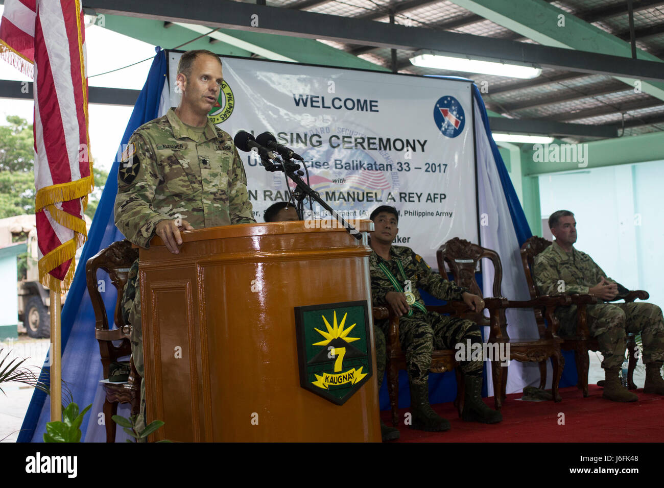 US Armee-Oberstleutnant Ted Kleisner liefert seine Bemerkungen während der Abschlussfeier der Balikatan 2017 bei Fort Magsaysay in Santa Rosa, Nueva Ecija, 18. Mai 2017. Kleisner ist der Kommandant des 1. Bataillons, 23 Infanterie-Regiment. Balikatan ist eine jährliche U.S.-philippinische bilaterale militärische Übung konzentrierte sich auf eine Vielzahl von Missionen, einschließlich humanitärer und Katastrophenhilfe, Bekämpfung des Terrorismus und andere militärische Operationen kombiniert. (Foto: U.S. Marine Corps Lance Cpl. Matthew Casbarro) Stockfoto