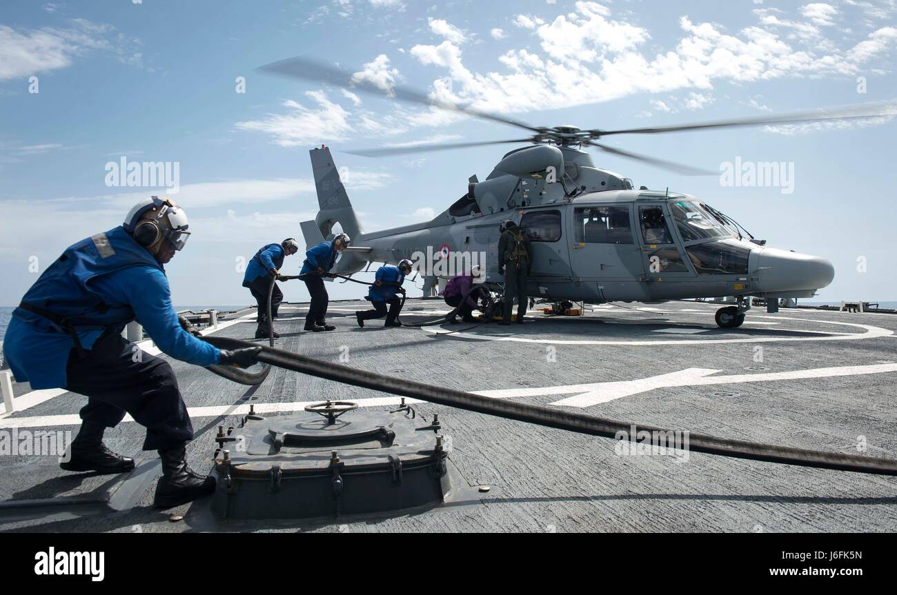 170518-N-FQ994-328 MEDITERRANEAN SEA (18. Mai 2017) Chief Boatswain's Mate William Dahn von Stone Mountain, Georgia, links, unterstützt sein Team der Segler bei Betankung einen französische Marine Panther Anti-u-Boot Hubschrauber, die Luftabwehr Fregatte Cassard-Klasse FS Jean Bart (D615), während Flug Quartier an Bord der Arleigh-Burke-Klasse geführte Flugkörper Zerstörer USS Ross (DDG 71) 18. Mai 2017 zugewiesen. Ross, vorwärts-eingesetzt in Rota, Spanien, führt Marinebetriebe in den USA 6. Flotte Bereich der Maßnahmen zur Erhöhung der Sicherheit der Vereinigten Staaten in Europa und Afrika interessiert. (U.S. Navy Photo von Masse C Stockfoto