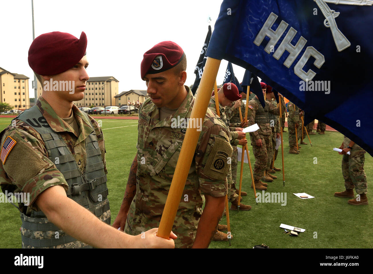 Ein Fallschirmjäger vom 1. Bataillon, 508. Fallschirm-Infanterie-Regiment, 3rd Brigade Combat Team, 82nd Airborne Division, bekommt von seiner Führung vor der Teilnahme an der Endkontrolle der All American Woche Color Guard Competition in Fort Bragg, N.C., 19. Mai 2017 inspiziert. Der Wettbewerb ist um zu sehen, wer gewinnt die Möglichkeit, als Farben-Schutz während der Ereignisse der ganze amerikanische Woche Feier statt. (Foto: U.S. Army Spc. Dustin D. Biven) Stockfoto