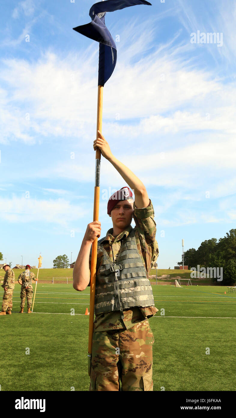 Ein Fallschirmjäger vom 1. Bataillon, 508. Fallschirm-Infanterie-Regiment, 3rd Brigade Combat Team, 82nd Airborne Division, führt die Aktion der Gegenwart Waffen bei den Proben für die Endkontrolle der All American Woche Color Guard Competition in Fort Bragg, N.C., 19. Mai 2017. Der Wettbewerb ist um zu sehen, wer gewinnt die Möglichkeit, als Farben-Schutz während der Ereignisse der ganze amerikanische Woche Feier statt. (Foto: U.S. Army Spc. Dustin D. Biven) Stockfoto