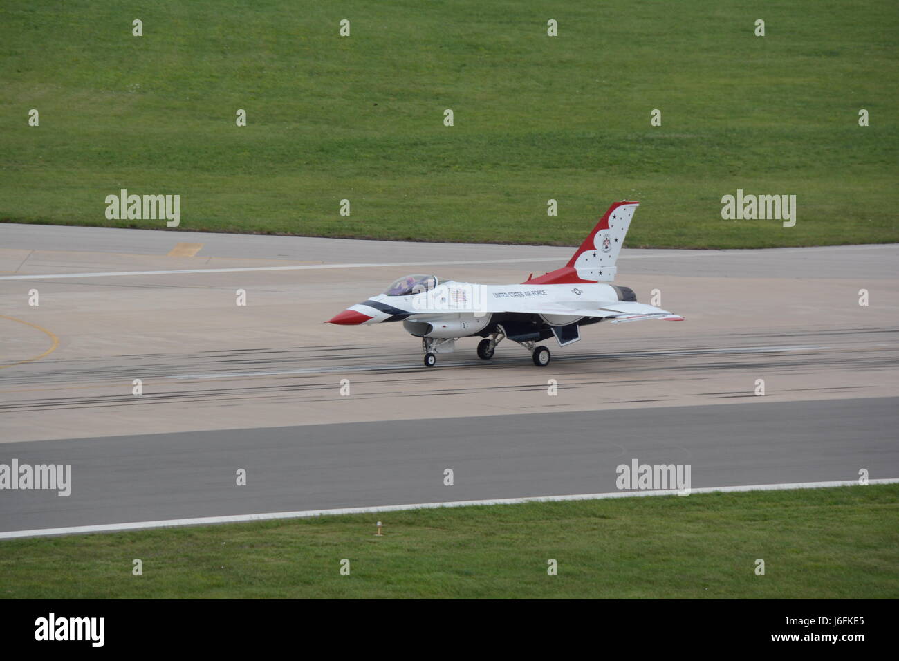 Die U.S. Air Force Thunderbirds führte am 19. Mai 2017 eine Luftübung auf der Tinker Air Force Base durch, um sich auf die Star Spangled Salute Air Show vom 20. Bis 21. Mai vorzubereiten, um das 75. Jubiläum der Basis zu feiern. Stockfoto