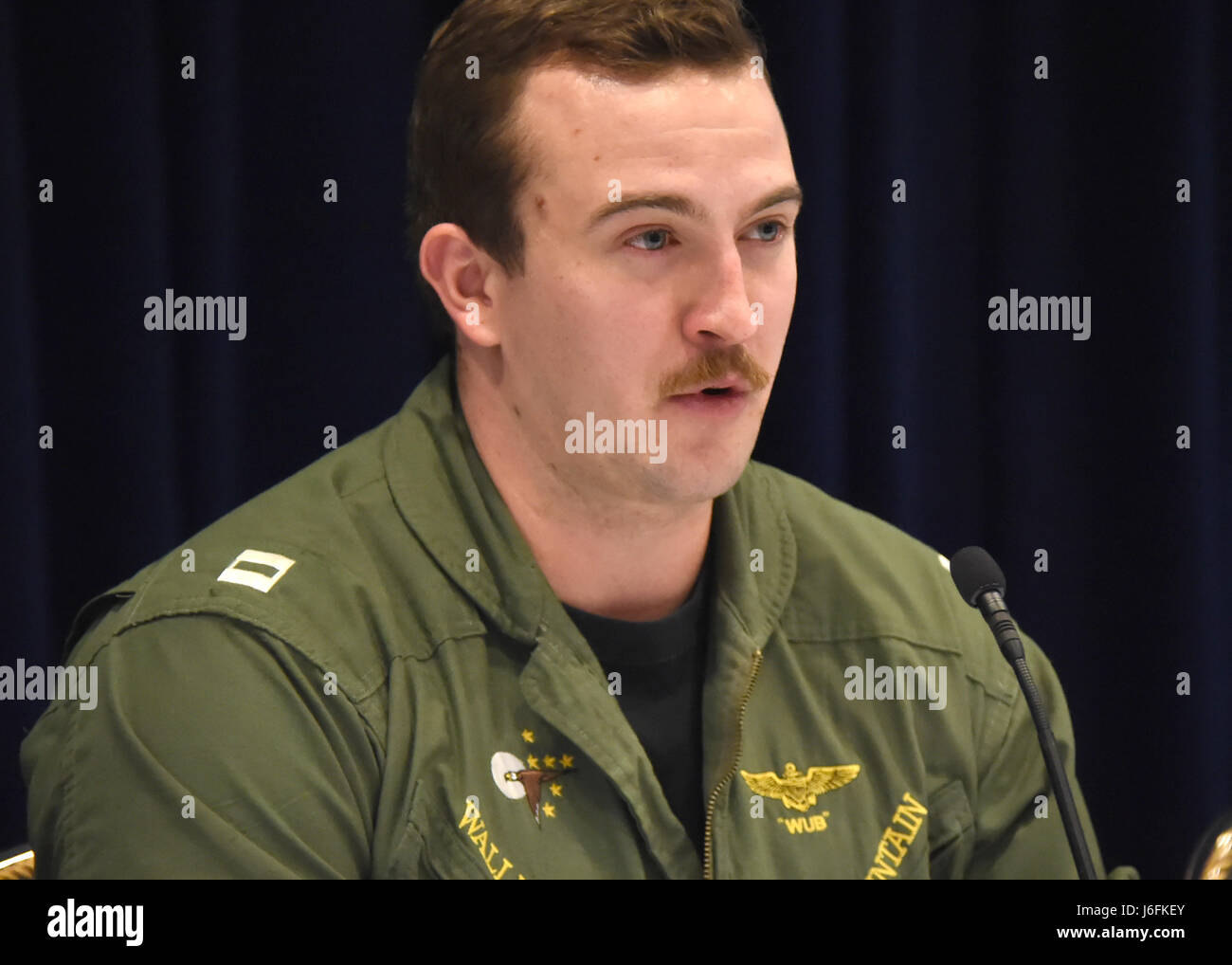 Navy Lt. Thomas "Wub" Berg, Carrier Airborne frühen Warning Squadron 117, beschreibt seine persönlichen Erfahrungen mit Endgeräten auf dem Warfighter Panel, statt Teil des 2017 Global Positioning Systeme Direktion Partnerschaftsrats in Los Angeles Air Force Base in El Segundo, Kalifornien, 19. Mai 2017.  GPS-Direktion Mitglieder und Interessengruppen interagiert, aktuelle und künftige Technologien betrachtet und Gespräche. (US Air Force Foto von Sarah Corrice/freigegeben.) Stockfoto