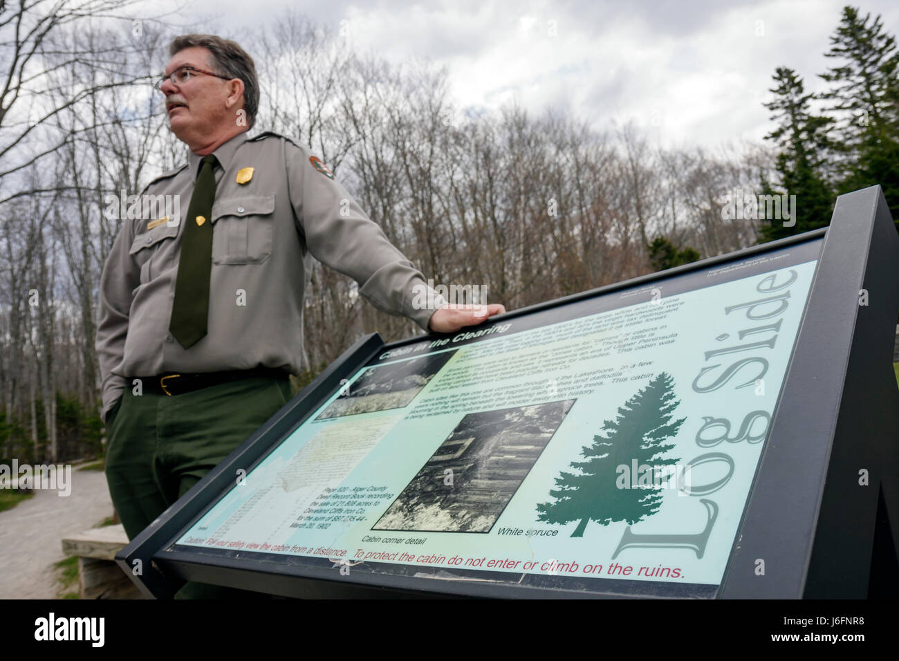 Michigan Upper Peninsula, U.P., OBEN, Lake Superior, Pictured Rocks National Lakeshore, Log Slide, National Park Service Ranger, Guide, Great Lakes, frühes Frühjahr Stockfoto