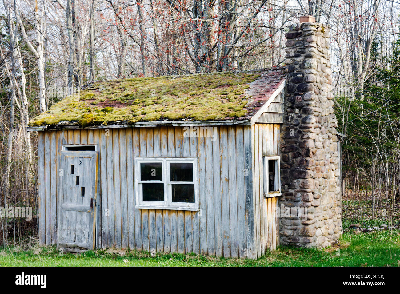 Michigan Upper Peninsula, U.P., UP, Au Train, The Brownstone Inn, Motel, Passagierkabine, Americana, verlassen, Holzhütte, rustikal, Steinkamin, Motelhütte, MI0 Stockfoto