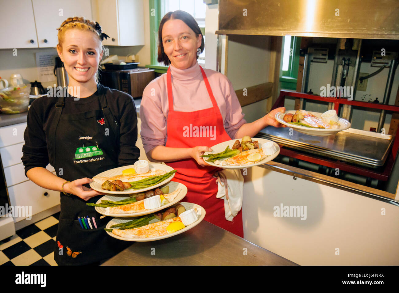 Michigan Upper Peninsula, U.P., UP, Au Train, The Brownstone Inn, Restaurant Restaurants Essen Essen Essen Cafe Cafés, dumbkellner, Kellner, Küche, Frau weibliche Wome Stockfoto