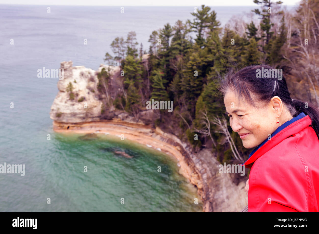 Michigan Upper Peninsula, U.P., OBEN, Lake Superior, Pictured Rocks National Lakeshore, Miners Castle, Aussichtspunkt, große Seen, früher Frühling, asiatische Frau, wo Stockfoto