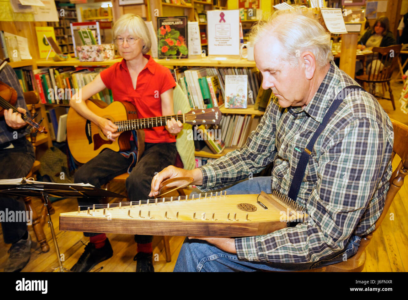 Michigan Upper Peninsula, U.P., UP, Lake Superior, Munising, Falling Rock Cafe & Bookstore, Kaffee, Barista, kostenloses WiFi, Gemeinschaftsversammlungsort, Volksmusik, ps Stockfoto