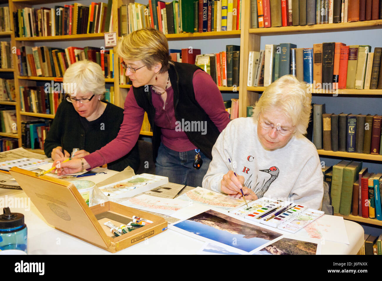 Michigan, MI, mich, Upper Peninsula, U.P., UP, Lake Superior, Munising, Falling Rock Cafe & Bookstore, Kaffee, Barista, kostenloses WIFI, Gemeinschaftsversammlungsort, Wasser Stockfoto