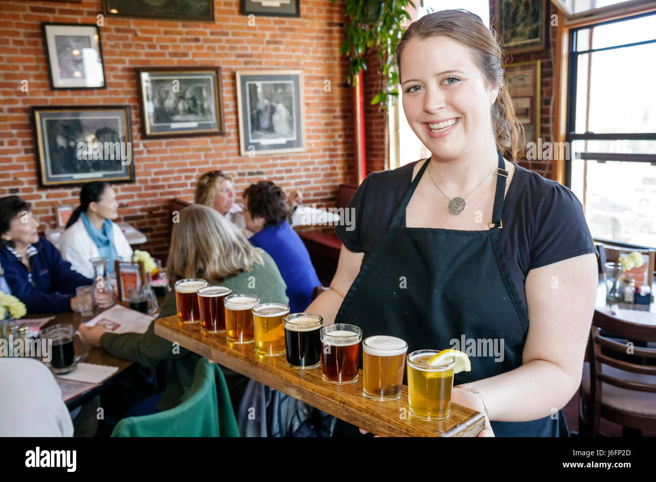 Marquette Michigan Upper Peninsula AUF Lake Superior, South Front Street, historisches Vierling Restaurant & Harbour Brewery, Bier, Ale, weibliche Wome Stockfoto