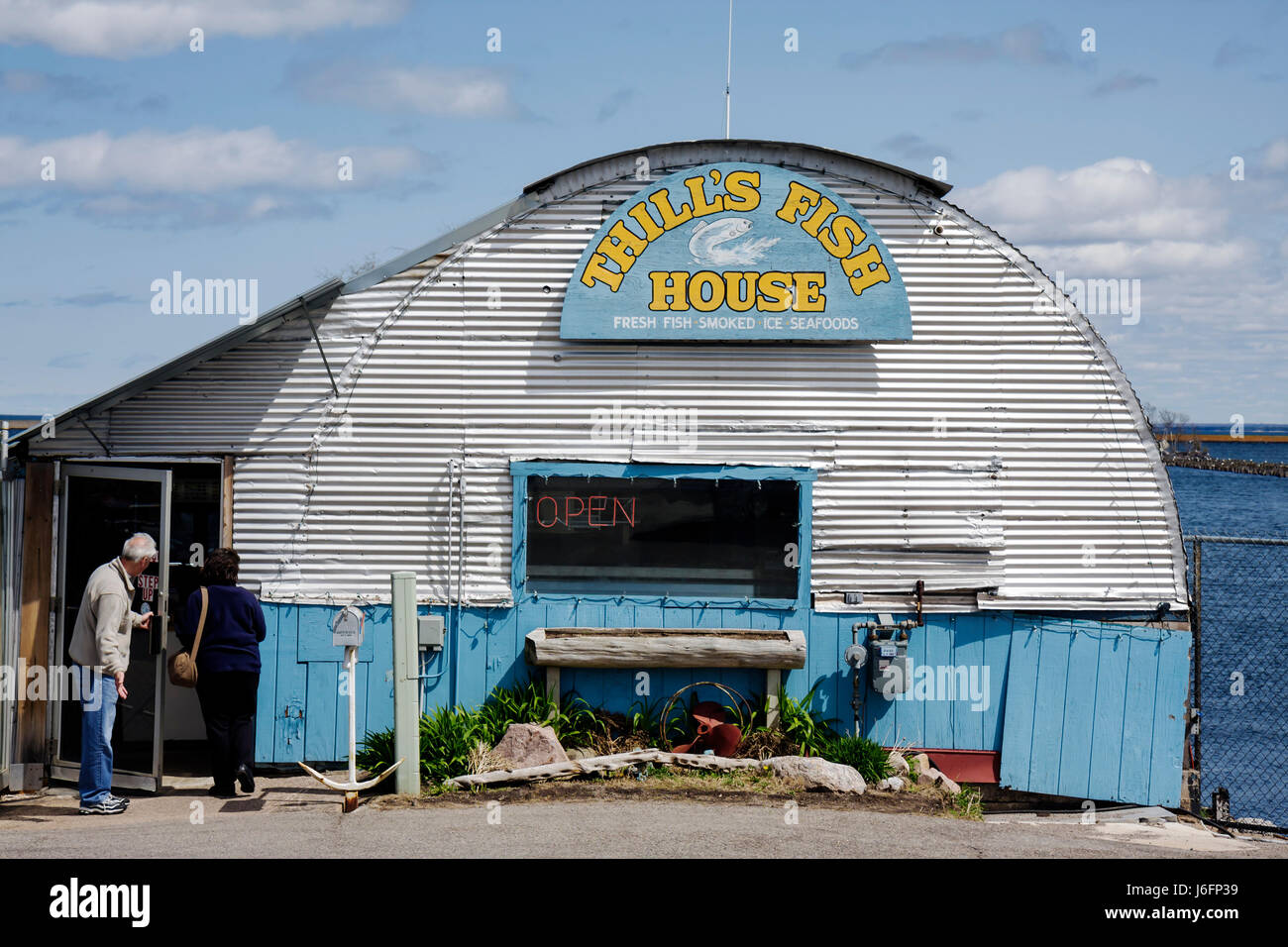 Marquette Michigan Upper Peninsula UP Lake Superior, Lakeshore Boulevard, Thill's Fish House, geräuchert, frisch, Meeresfrüchte, große Seen, Mann Männer männlich, Frau weiblich Stockfoto