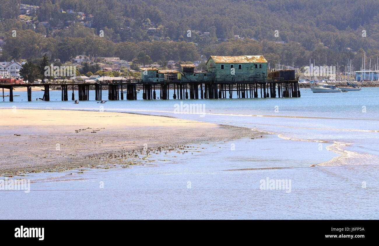 Verwitterte alte Pier am Pillar Point Harbor, in der Nähe von Mavericks und Half Moon Bay, Kalifornien. Stockfoto