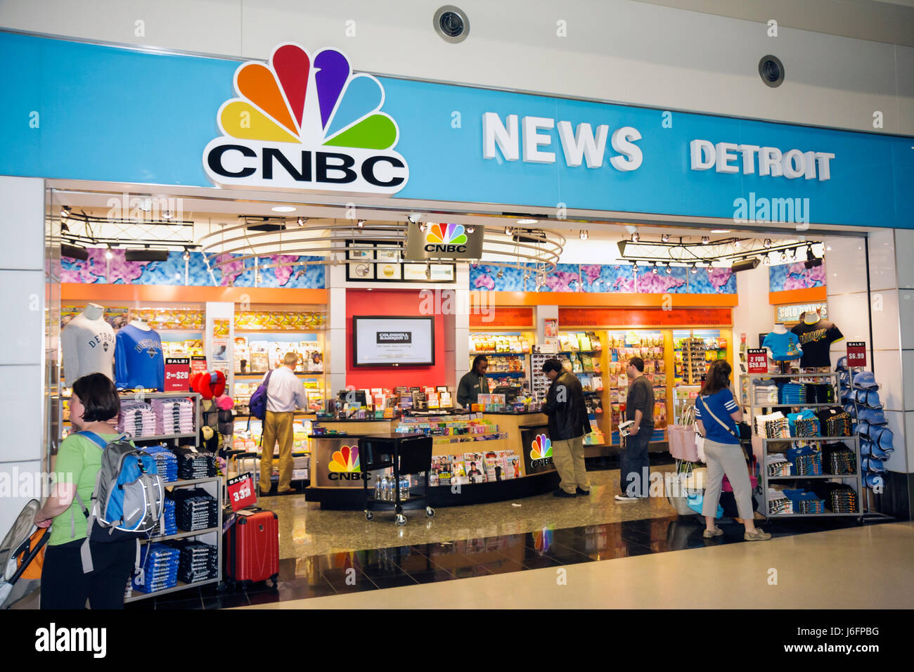 Michigan, MI, mich, Detroit, DTW, Detroit Metropolitan Wayne County Airport Terminal, Gate, Ankunft, Abreise, Fluggesellschaften, Mann Männer männlich, Frau weibliche Frauen, CNBC N Stockfoto