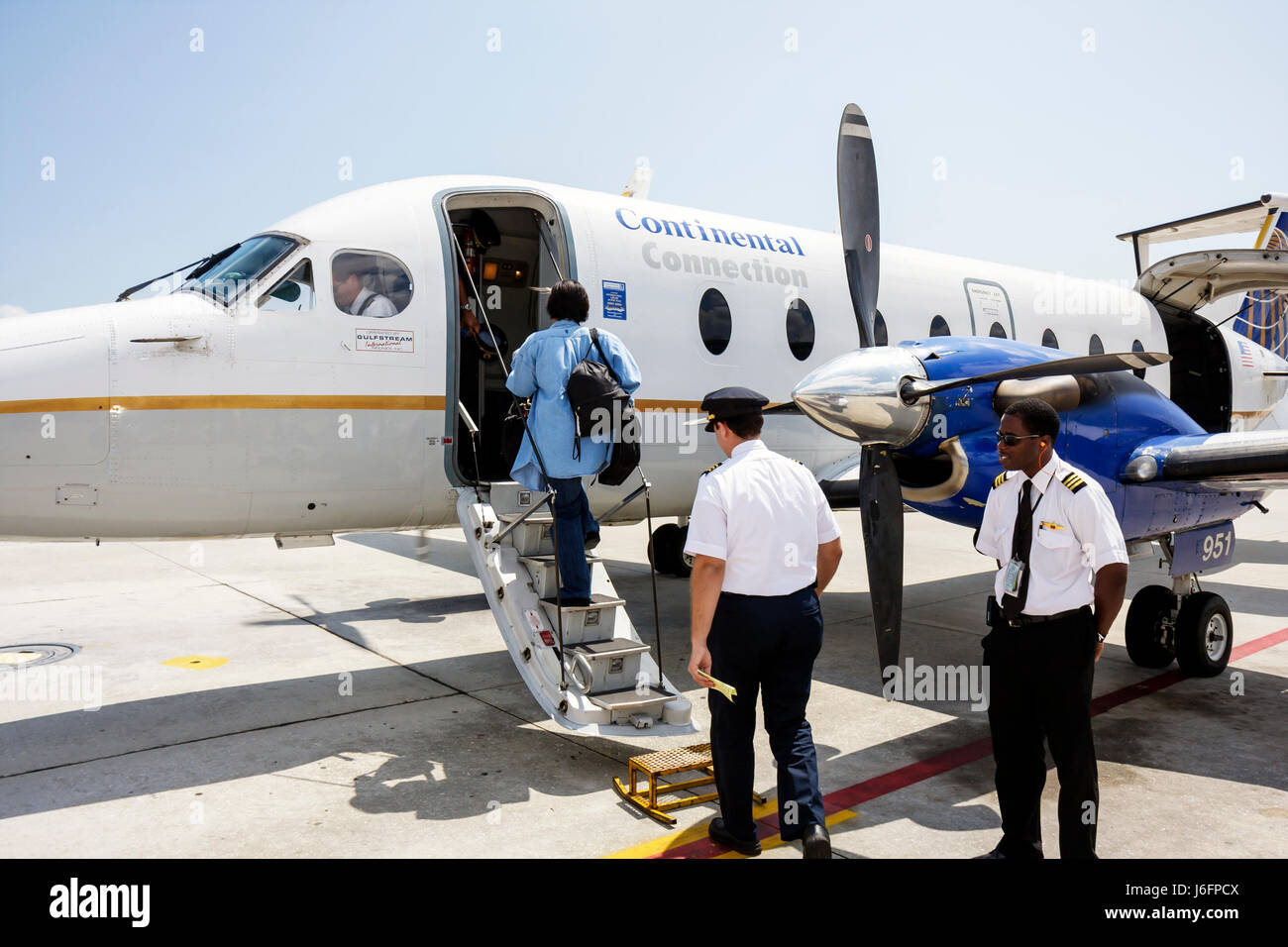 Tampa, Florida, Flughafen Tampa, kontinentale Verbindung, Pendlerflug, Flugzeug, Motor, Propeller, Verstaustufen, Tür, Eingangstür, Eingang, Vorderseite, Bord, Boden, cr Stockfoto