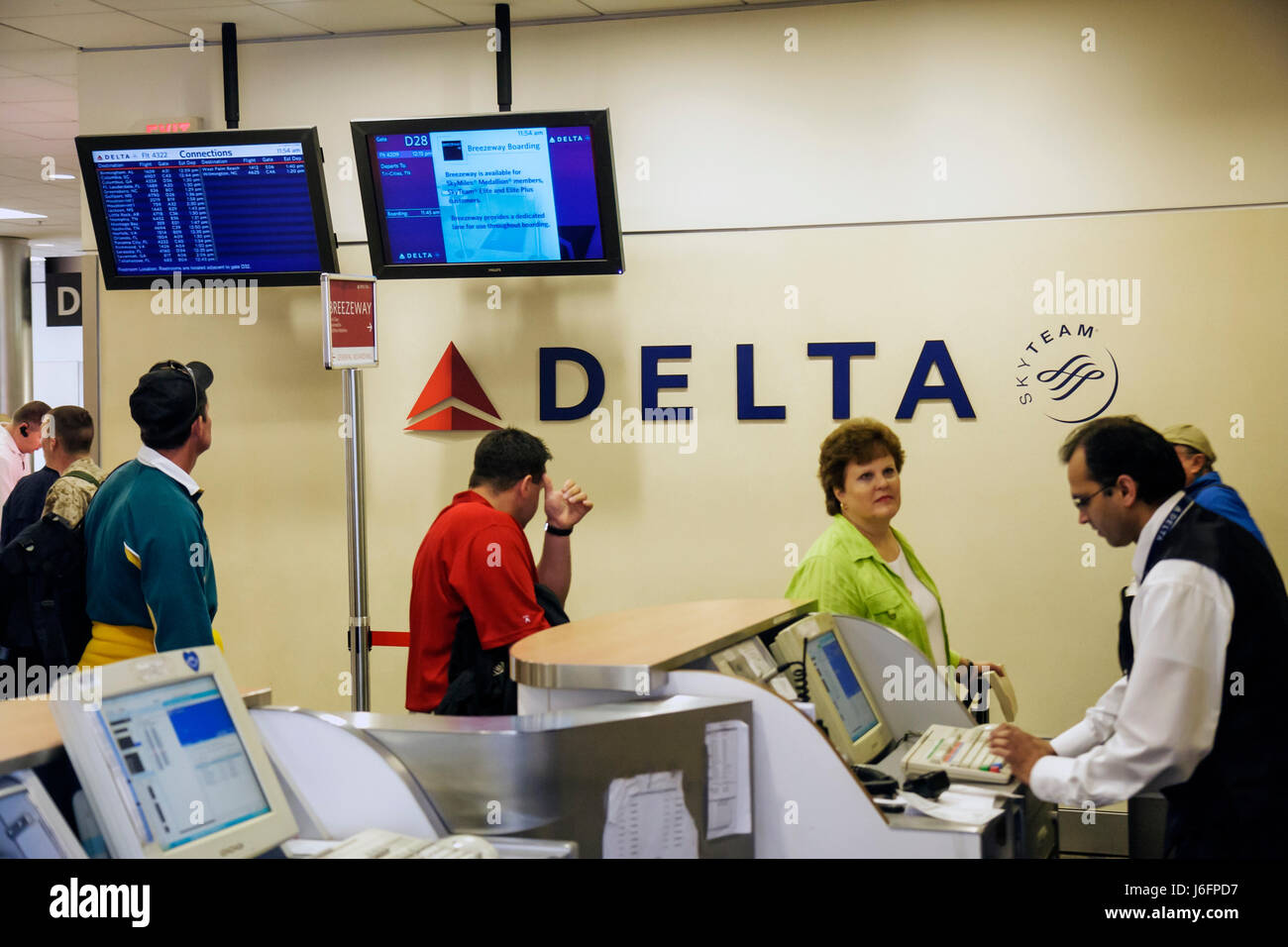 Atlanta Georgia, Hartsfield International Airport, Delta Airlines, Ticket, Erwachsene Erwachsene Männer Männer, Frau Frauen weibliche Dame, mittleres Alter, Agent, Counter-Reise Stockfoto Atlanta Georgia, Hartsfield International Airport, Delta Airlines, Ticket, Erwachsene Erwachsene Männer Männer, Frau Frauen weibliche Dame, mittleres Alter, Agent, Counter-Reise Stockfoto